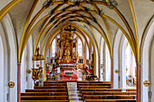 Innenraum der Wehrkirche Kößlarn (Pfarrkirche Heiligste Dreifaltigkeit) mit bemaltem Netzgewölbe und Hochaltar mit Gnadenbild in Markt Kößlarn in Niederbayern in Deutschland