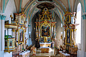 Innenraum der Pfarrkirche St. Vitus in Nußdorf am Inn im Chiemgau in Oberbayern in Deutschland