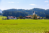 Roßholzen mit Moarhof und Kirche St. Bartholomäus am Samerberg im Chiemgau in Oberbayern in Deutschland