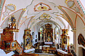 Innenraum der Kirche St. Bartholomäus in Roßholzen am Samerberg im Chiemgau in Oberbayern in Deutschland