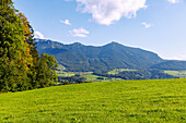 Landschaft bei Siegharting am Samerberg mit Ausblick Richtung Hochries im Chiemgau in Oberbayern in Deutschland