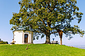 Aussichtspunkt Kapelle Obereck auf Törwang am Samerberg im Chiemgau in Oberbayern in Deutschland