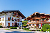 Marktplatz mit historischem Haus Schusterhäusl mit Lüftlmalerei in Törwang am Samerberg im Chiemgau in Oberbayern in Deutschland