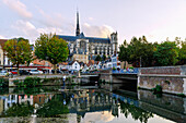 Cathédrale Notre-Dame und Häuser am Place du Don vom Quai Bélu (Belu) an der Somme mit Holzskulptur "L'homme sur sa bouée", Viertel Saint-Leu in Amiens im Département Somme in der Region Hauts-de-France in Frankreich