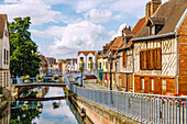 Kanal der Somme und historische Häuser an der Rue Motte im Viertel Saint-Leu in Amiens im Département Somme in der Region Hauts-de-France in Frankreich