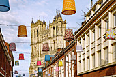 Mit Lampenschirmen geschmückte Straße Rue Dusevel mit Blick auf die Cathédrale Notre-Dame in Amiens im Département Somme in der Region Hauts-de-France in Frankreich