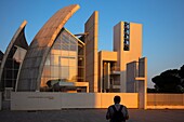 Kirche Dio Padre Miseracordioso (auch Kirche Tor Tre Teste genannt). Architektur von Richard Meier, Rom, Latium, Italien