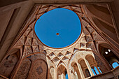  Gewölbte Decke mit offenem, rundem Oberlicht in einem der Säle des Tabatabaei-Hauses, einem historischen Herrenhaus, das um 1880 in Kashan, Iran, erbaut wurde. 