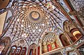  Reich verzierte Kuppeldecke der Haupthalle im Borujerdi-Haus, einem traditionellen, prächtigen persischen Haus aus dem Jahr 1857. Kashan, Iran. 