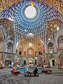  Gewölbte Decke mit komplizierten geometrischen Mustern in der Aminoddole-Karawanserei, einem historischen Bauwerk aus dem 16. Jahrhundert im Großen Basar von Kashan, Iran. 