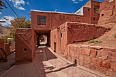 Gasse im historischen Dorf Abyaneh, Kreis Natanz, Iran.