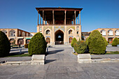 Frontalansicht des Ali Qapu-Palast auf dem Naqsh-e Jahan-Platz, UNESCO-Weltkulturerbe. Isfahan, Iran.