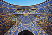 Blick von unten auf reich verzierte Gewölbedecke in der Schah-Moschee (Masjed-e Shah). Isfahan, Iran.