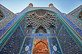  Blick von unten auf die Iwan-Decke mit Muqarnas-Gewölbe in der Shah-Moschee (Masjed-e Shah). Isfahan, Iran. 