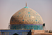  Verzierte Kuppel der Lotfollah-Moschee mit ihren kunstvollen Fliesenarbeiten. Naqsh-e Jahan-Platz, Isfahan, Iran. 