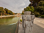  Gartenskulptur in der Nähe des Pools im Chehel Sotoun-Palast aus dem 17. Jahrhundert in Isfahan, Iran. 