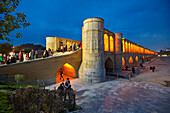  Blick auf die beleuchtete Allahverdi Khan-Brücke, auch bekannt als Si-o-se-pol (17. Jahrhundert), am Zayanderud-Fluss während der Trockenzeit mit trockenem Flussbett. Isfahan, Iran. 