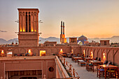  Dachterrasse des Café Nardoon im historischen Viertel Fahadan bei Sonnenuntergang. Yazd, Iran. 