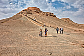 Touristen am Turm des Schweigens (Dakhmeh), ein Bauwerk, das in der zoroastrischen Bestattungstradition verwendet wird. Yazd, Iran.