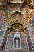  Aufwändige, mehrfarbige Fliesenarbeiten an den Wänden und der Decke eines Iwans der Nasir-al-Mulk-Moschee aus dem 19. Jahrhundert, auch bekannt als die Rosa Moschee. Shiraz, Iran. 