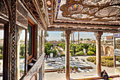  Blick von der Veranda mit aufwendigen Spiegelfliesen an der Decke im Qavam-Haus (Narenjestan-e Ghavam), einem historischen Haus aus dem 19. Jahrhundert. Shiraz, Iran. 