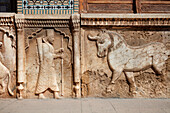  Relief mit Darstellung eines antiken persischen Kriegers und eines Stiers im Qavam-Haus (Narenjestan-e Ghavam), einem historischen Haus aus der Kadscharen-Ära aus dem 19. Jahrhundert. Shiraz, Iran 