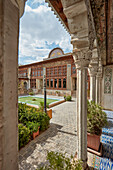  Blick von der Veranda des historischen Hauses Zinat Al-Molk, einer Residenz aus der Kadscharenzeit aus dem 19. Jahrhundert. Shiraz, Iran. 