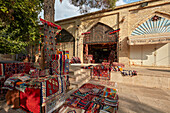  Farbenfrohe Teppiche am Eingang eines Kunsthandwerksladens im Vakil-Basar. Shiraz, Iran. 