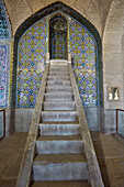  Minbar (eine Kanzel in einer Moschee, auf der der Imam steht, um Predigten zu halten) in der Gebetshalle der Vakil-Moschee (18. Jahrhundert). Shiraz, Iran. 