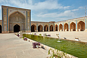  Blick auf den Innenhof des südlichen Iwan in der Vakil-Moschee aus dem 18. Jahrhundert in Shiraz, Iran. 