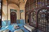 Innenansicht Künstlerfriedhof in den Musalla-Gärten am Grab von Hafez, einem der größten persischen Dichter aller Zeiten. Shiraz, Iran.