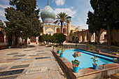 Innenhof Heiliger Schrein Ali Ibn Hamzeh mit einem Wasserbecken. Shiraz, Iran.