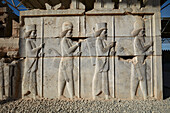  Relief persischer und medischer Soldaten (die Meder sind diejenigen mit den abgerundeten Mützen) in Persepolis, der Hauptstadt des Achämenidenreichs (550–330 v. Chr.), Iran. 