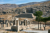  Ruinen von Persepolis, der zeremoniellen Hauptstadt des Achämenidenreichs (550–330 v. Chr.), mit dem in den Felsen gehauenen Grab von König Artaxerxes III. darüber. Persepolis, Iran. 