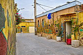  Farbenfrohe Wandmalereien an alten Häusern im historischen Zentrum von Shiraz, Iran. 