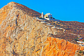  Blick auf die Kirche Panagia Kimissis, erbaut auf einer Klippe über dem Meer, Chora, Insel Folegandros, Kykladen, Griechenland 