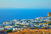 Blick auf das Dorf Chora, erbaut auf einer Klippe über dem Meer, Insel Folegandros, Kykladen, Griechenland