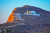  Blick auf die Kirche Panagia Kimissis, erbaut auf einer Klippe über dem Meer, Chora, Insel Folegandros, Kykladen, Griechenland 