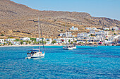  Blick auf die Bucht von Karavostasi, Insel Folegandros, Kykladen, Griechenland 