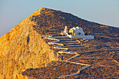  Blick auf die Kirche Panagia Kimissis, erbaut auf einer Klippe über dem Meer, Chora, Insel Folegandros, Kykladen, Griechenland 