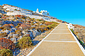  Weg zur Kirche Panagia Kimissis, Chora, Insel Folegandros, Kykladen, Griechenland 