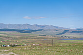 Ländliche Landschaft mit Berge und Fluss in der Nähe der Stadt Tsalka in der Region Shida Kartli in Georgien