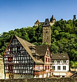  Painter&#39;s Corner in Bacharach, in the background Love Tower and Stahleck Castle, Upper Middle Rhine Valley, Rhineland-Palatinate, Germany 