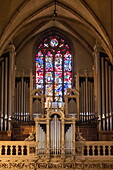 Innenansicht der Kathedrale Notre-Dame mit Orgel und Buntglasfenstern, Luxemburg, Europa