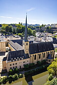 Blick auf Kirche Église Saint-Jean-du-Grund im Viertel Grund im Tal unterhalb des Zentrums von Luxemburg-Stadt am Ufer von Fluss Alzette, Luxemburg, Europa