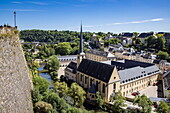 Blick auf Kirche Église Saint-Jean-du-Grund im Viertel Grund im Tal unterhalb des Zentrums von Luxemburg-Stadt am Ufer von Fluss Alzette, Luxemburg, Europa