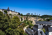 Blick auf die Stadt Luxemburg von der Mauer über dem Viertel Grund, Luxemburg, Europa