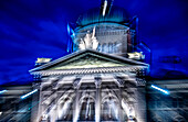 Beleuchtetes Bundeshaus, Parlamentsgebäude oder Bundespalast mit Statue bei Nacht in der Stadt Bern, Kanton Bern, Schweiz.