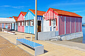  Traditionelle gestreifte Holzhäuser, Costa Nova do Prado, Aveiro, Portugal 