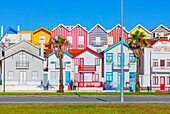  Traditionelle gestreifte Holzhäuser, Costa Nova do Prado, Aveiro, Portugal 